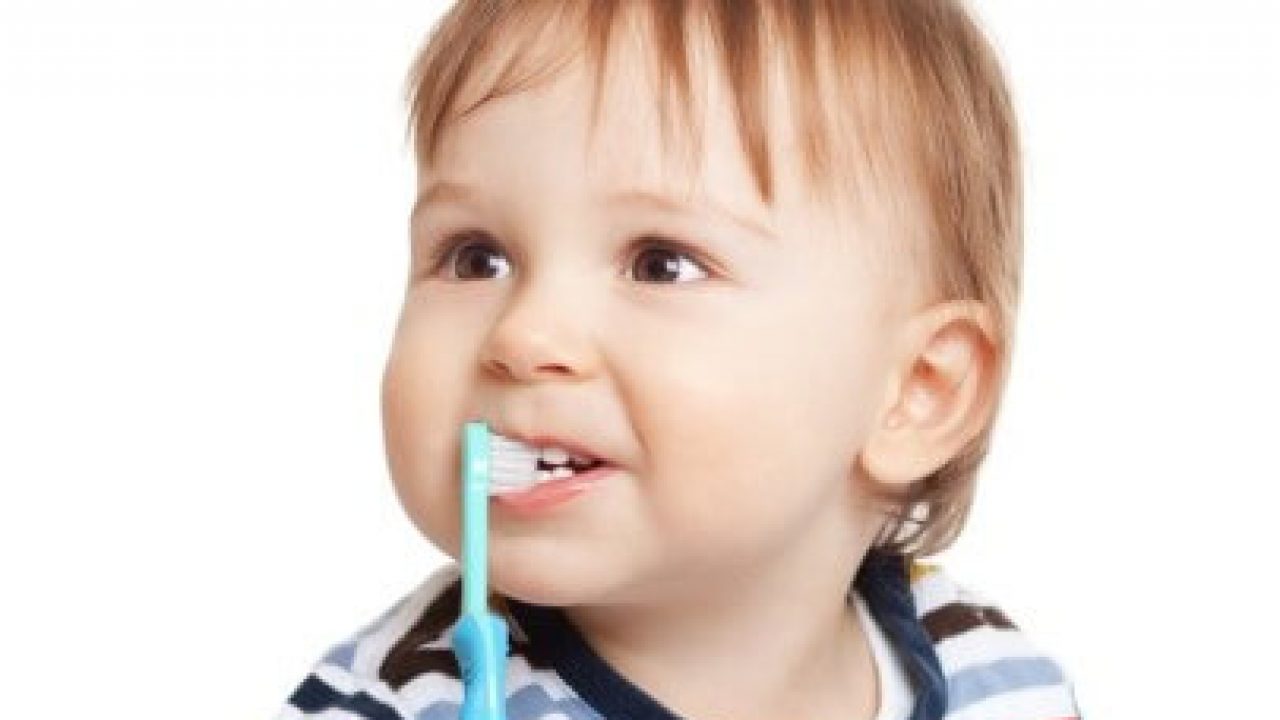 дитина чистить зуби
