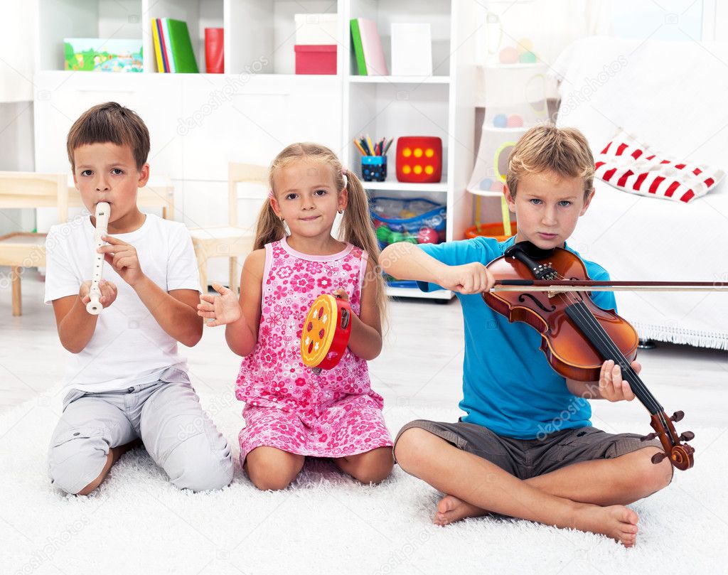діти грають на музичних інструментах