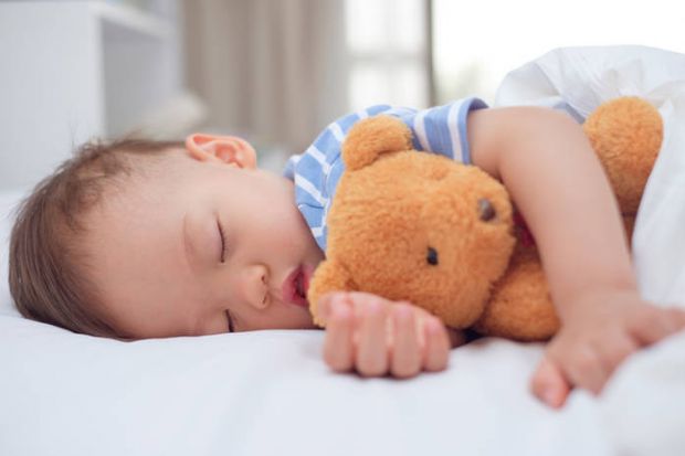 Чому дитина потіє під час сну