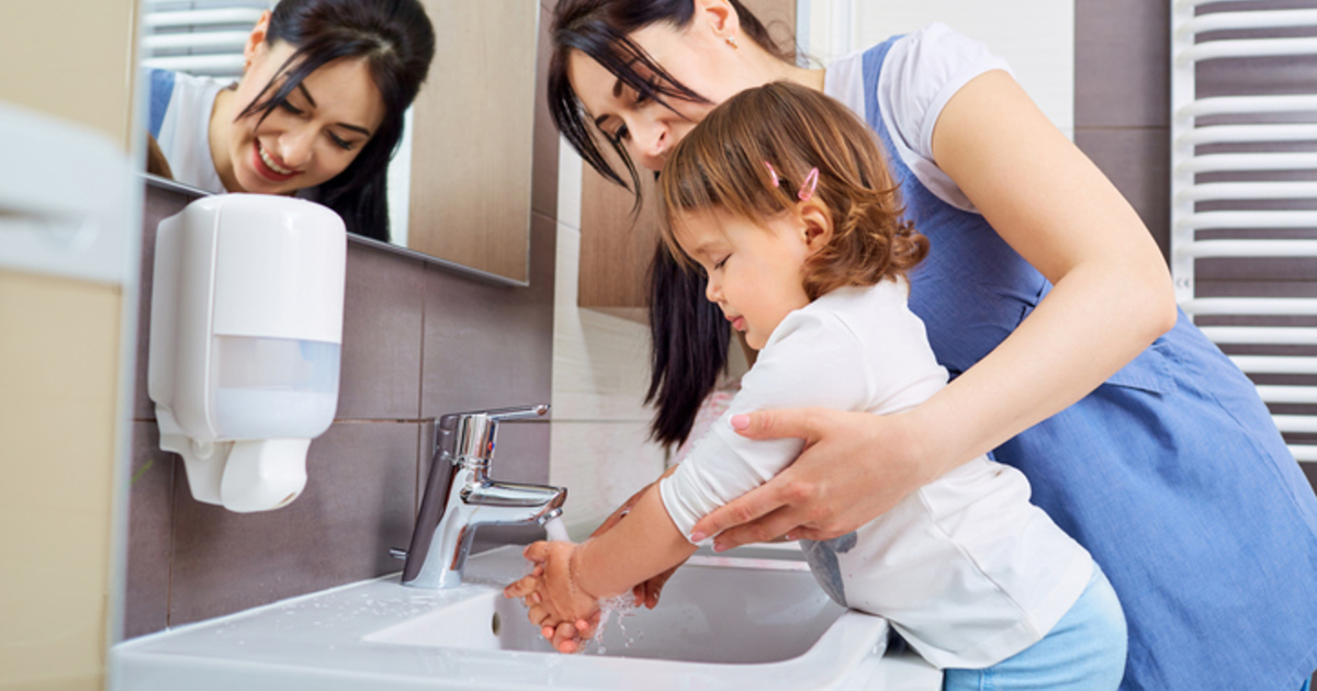 мама миє руки дитині