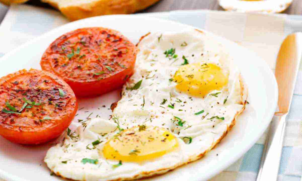 Сніданок з помідорів і яєць