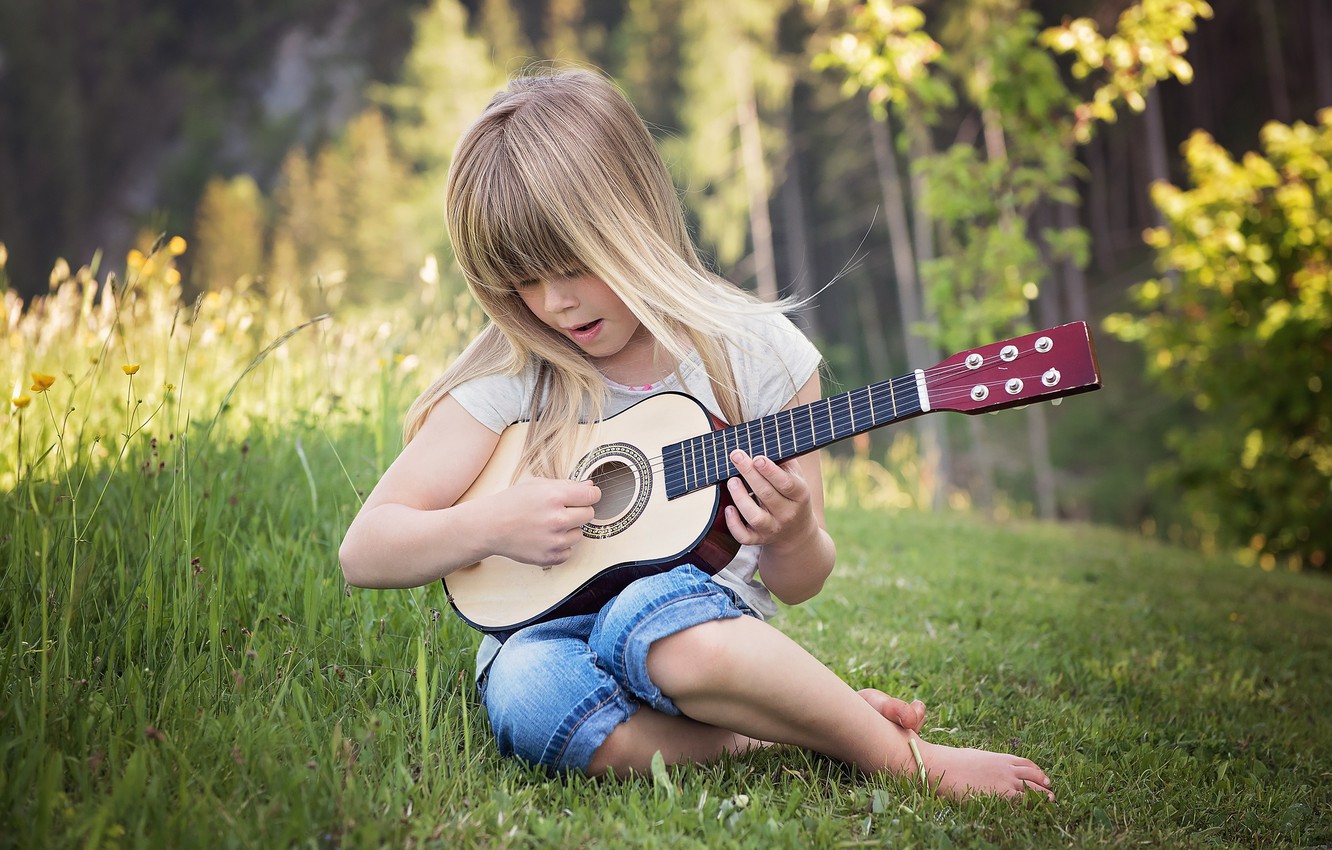 дівчинка і гітара