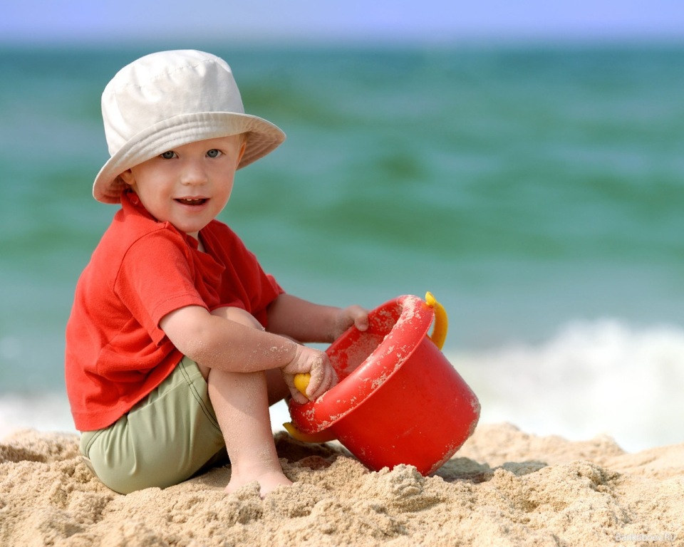 дитина грається у піску