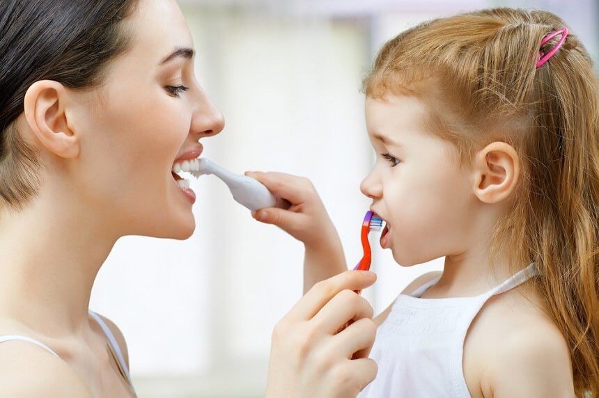 Чи можна змусити дитину чистити зуби? Про межу між необхідним і насильством.