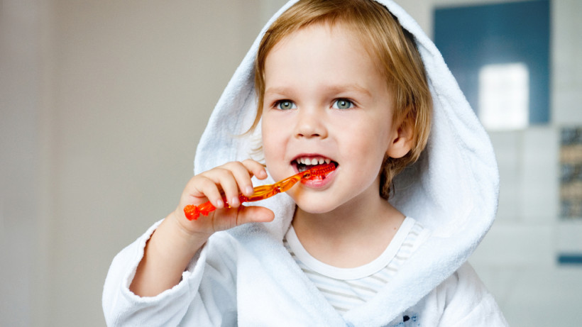 Чи можна змусити дитину чистити зуби? Про межу між необхідним і насильством.