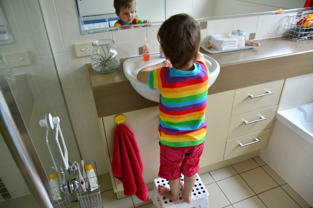 хлопчик миє руки