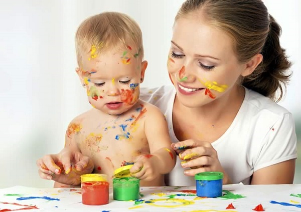 малюк з мамою малює