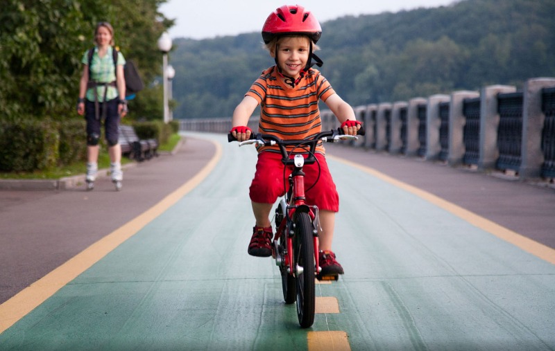 Як навчити дитину кататися на велосипеді