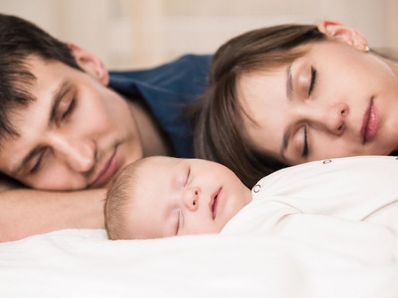дитина спить з батьками