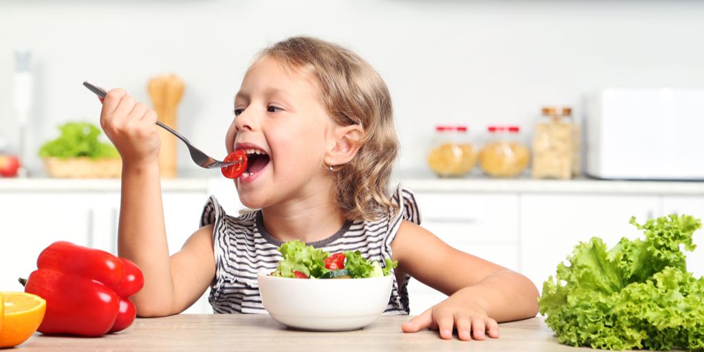 дівчинка їсть здорову їжу