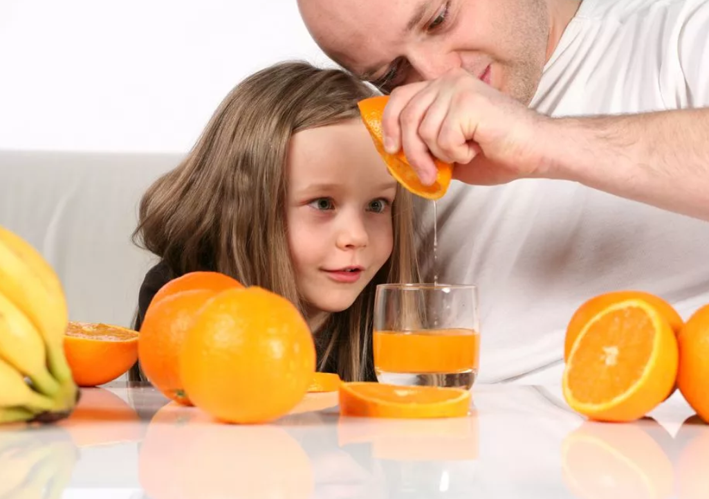 дитина питиме сок з апельсину