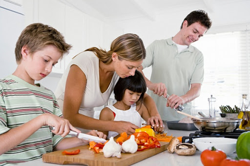 діти з батьками на кухні