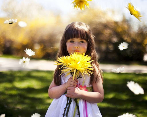 дівчинка з квітами