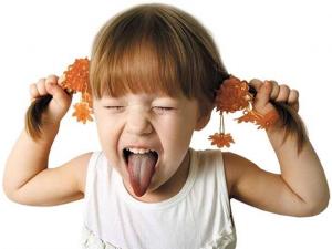 дівчинка показує язика