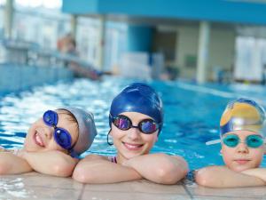 як навчити дітей плаванню