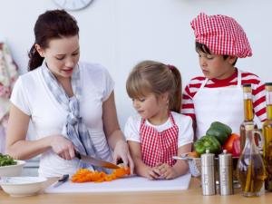 діти допомагають мамі на кухні