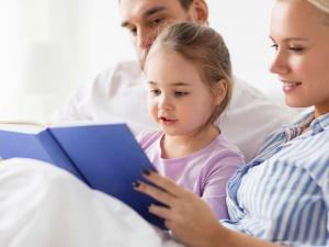 дитина читає з батьками