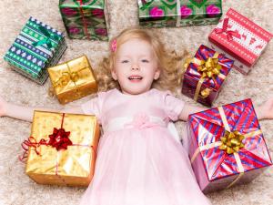 дівчинка і подарунки