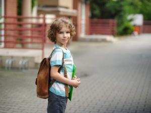 хлопчик йде у школу