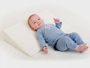 новорожденный на подушке