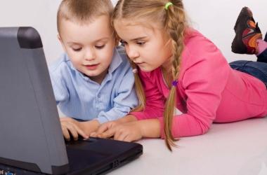 діти за компютером