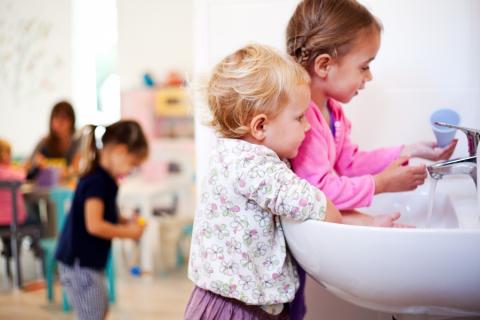 діти миють руки